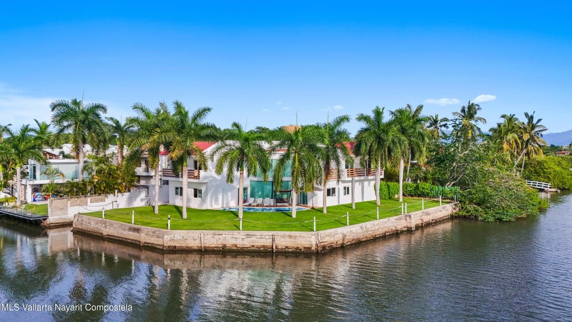 VILLA JACARANDAS