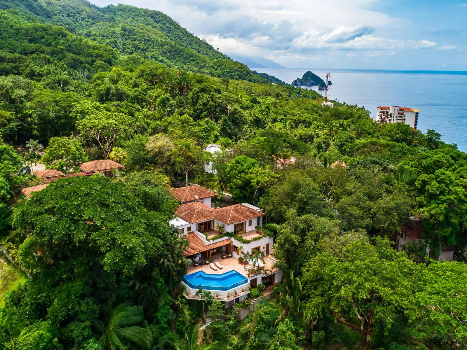 Sierra del Mar, Casa Encantada