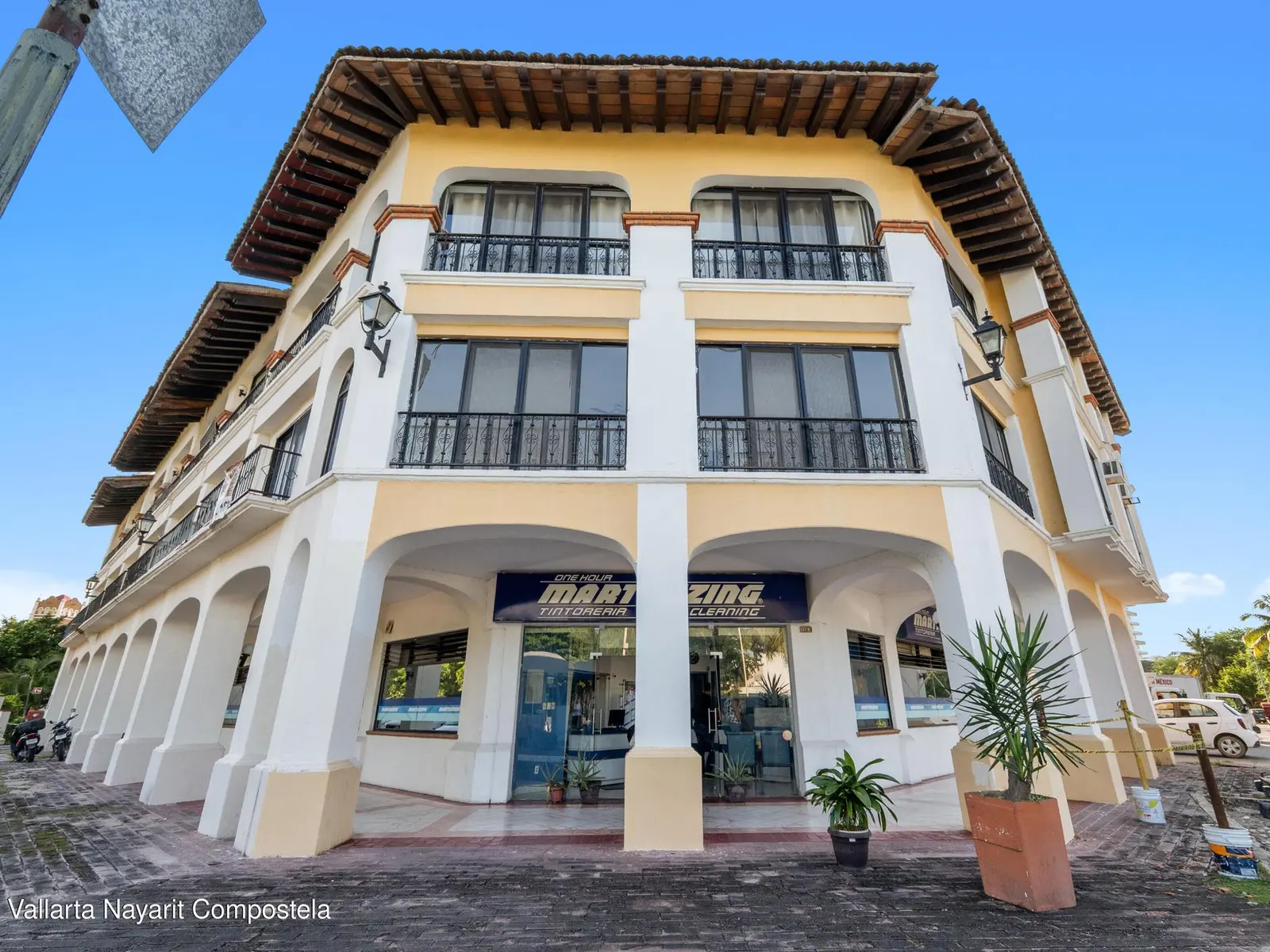 Local F-27 Plaza Marina