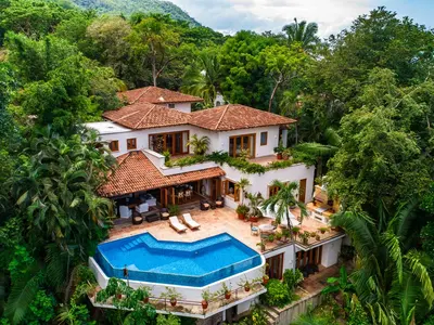 Sierra del Mar, Casa Encantada